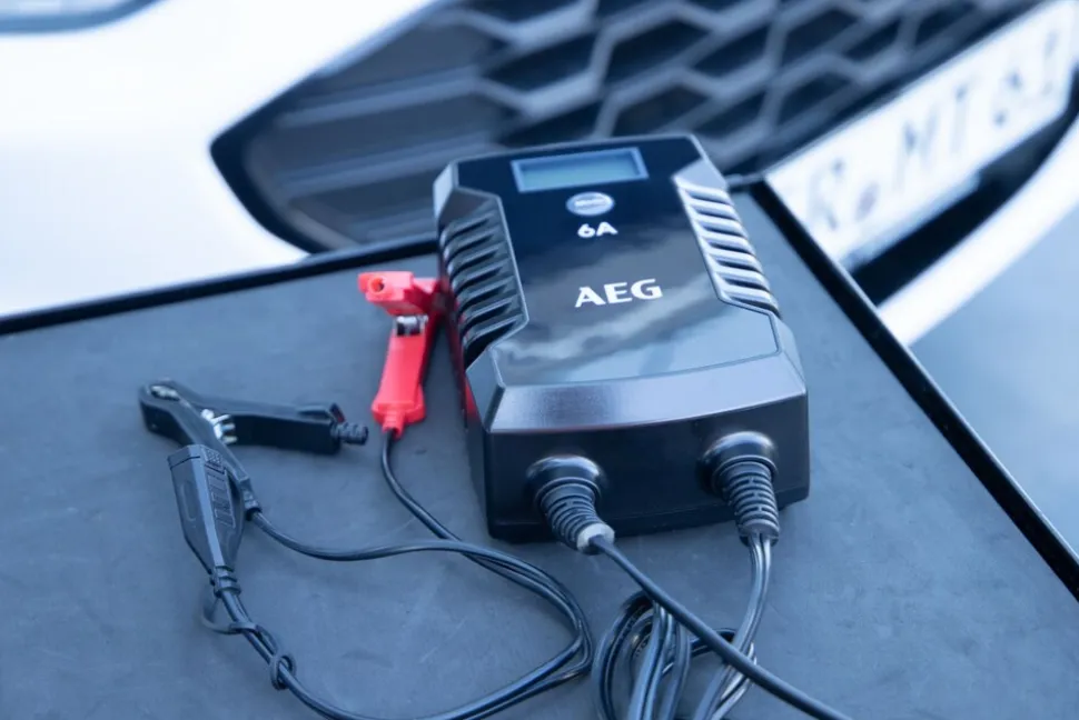 AEG Batterieladegerät LD6