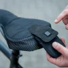 Beheizbarer Sattelbezug, mit Li-Ion Akku, inkl. Ladekabel, rutschfeste Unterseite mit Kordelzug, Farbe: schwarz