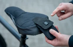 Beheizbarer Sattelbezug, mit Li-Ion Akku, inkl. Ladekabel, rutschfeste Unterseite mit Kordelzug, Farbe: schwarz