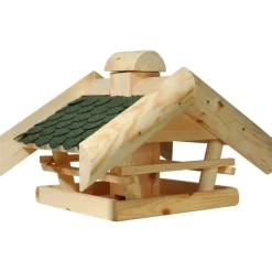 dobar Futterhaus mit grünem Bitumenschindeln und Futtersilo