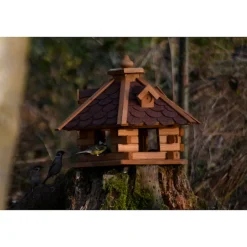 Dobar Rustikales XL-Vogelfutterhaus im Blockhaus-Stil mit rotem Bitumendach, Vogelhaus mit 6 Einfluglöchern