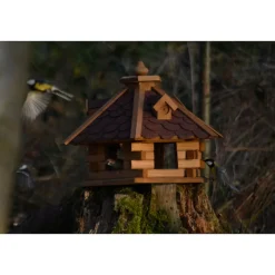 Dobar Rustikales XL-Vogelfutterhaus im Blockhaus-Stil mit rotem Bitumendach, Vogelhaus mit 6 Einfluglöchern