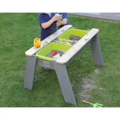 EXIT Aksent Sand- und Wassertisch mit Sonnenschirm und Gartenwerkzeugen