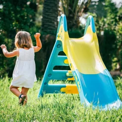 INJUSA Kinderrutsche My First Slide ab 2 Jahre – Gartenrutsche mit Wasserschlauchanschluss für Wasserspaß