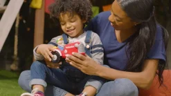 Jazwares - Cocomelon - Mitsing-Traktor mit JJ Spielfigur Lernspielzeug für Kinder ab 2 Jahren