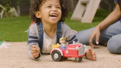 Jazwares - Cocomelon - Mitsing-Traktor mit JJ Spielfigur Lernspielzeug für Kinder ab 2 Jahren