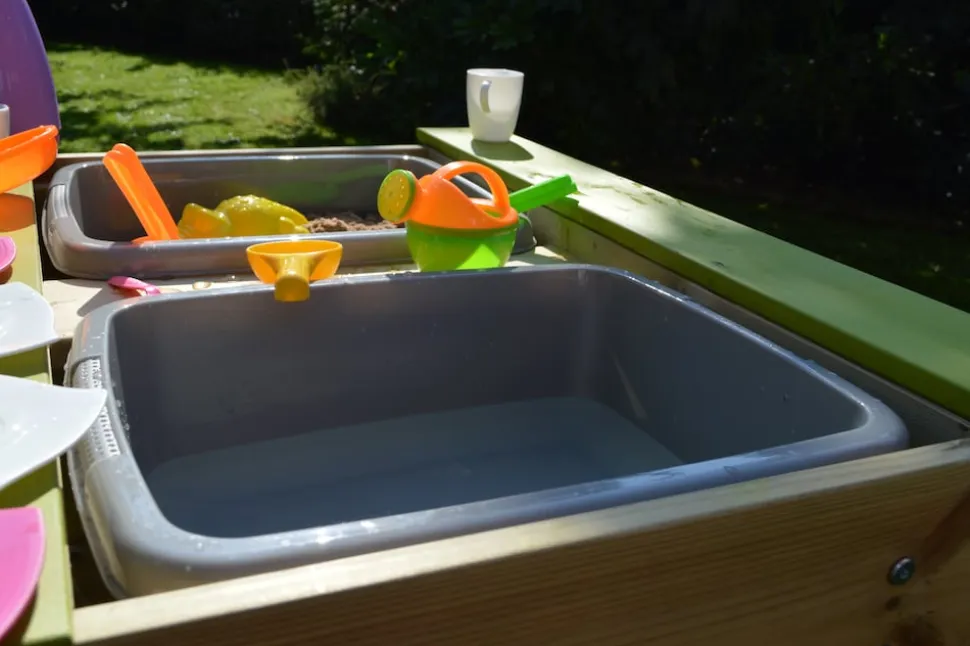 Wendi Toys Sand Wasser Picknick Tisch inkl. Bänken Wannen