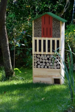 XXL Insektenhotel-Wand mit integriertem Igelhaus und Schmetterlingskasten